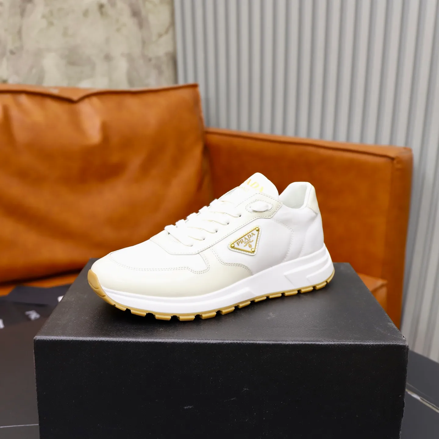 Factory price: 600💰Top original order Brand: PRADA (Prada) Standard code: Men's size 38/44 (45 can be customized) Grade: Same as the official website Material: Original cowhide stitched with imported cloth, cowhide lining, original combination of two-color wear-resistant soft outsole Style category: casual sports version, young fashion, European and American trend, British style Color: actual picture color